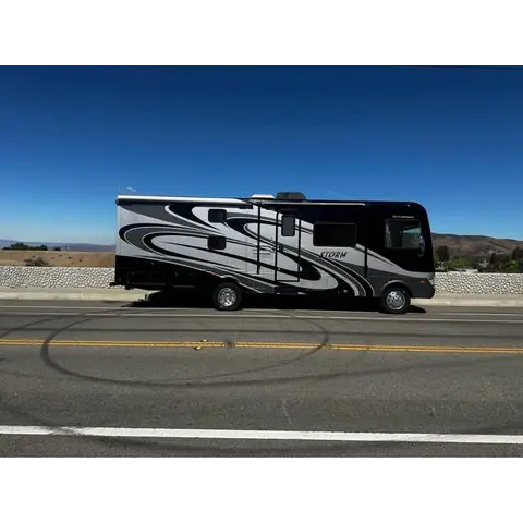 2013 Fleetwood Storm 32’ — Motorhome / Toterhome