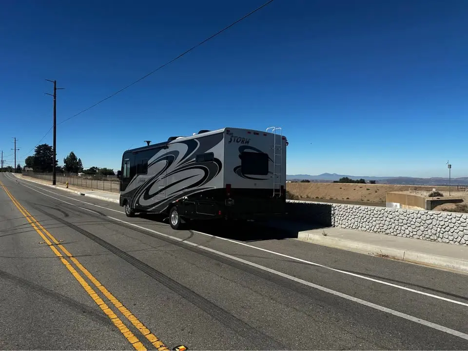 2013 Fleetwood Storm 32’ photo 2