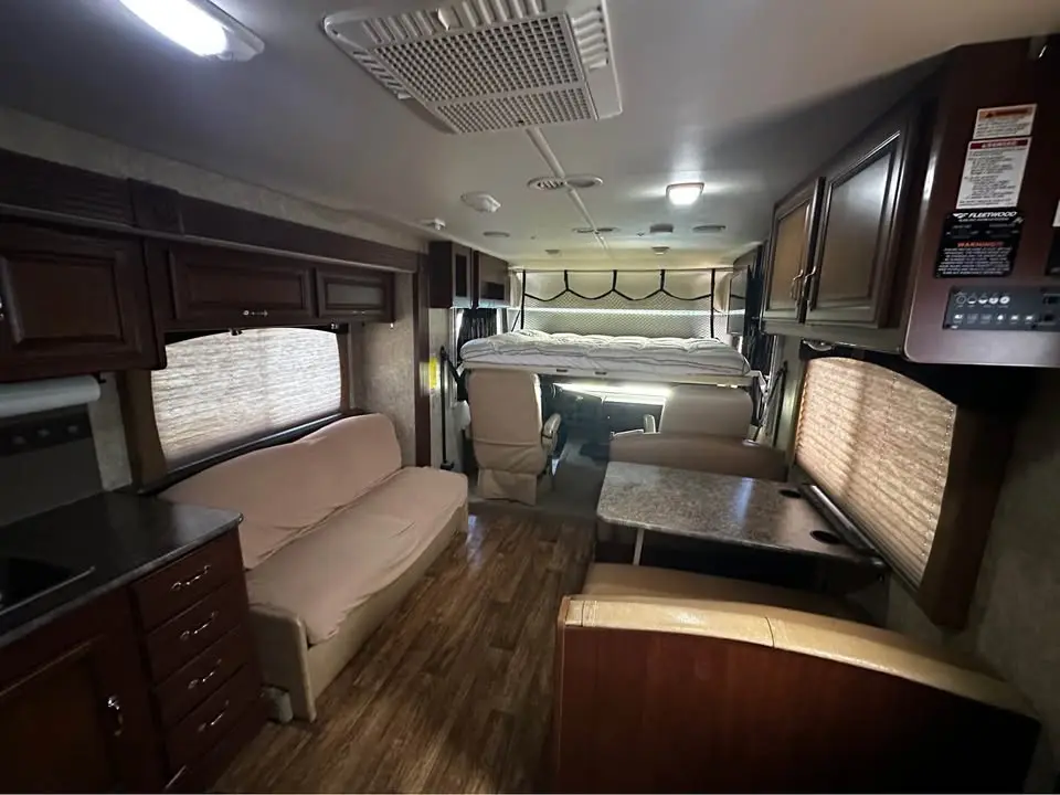 2013 Fleetwood Storm 32’ photo 5