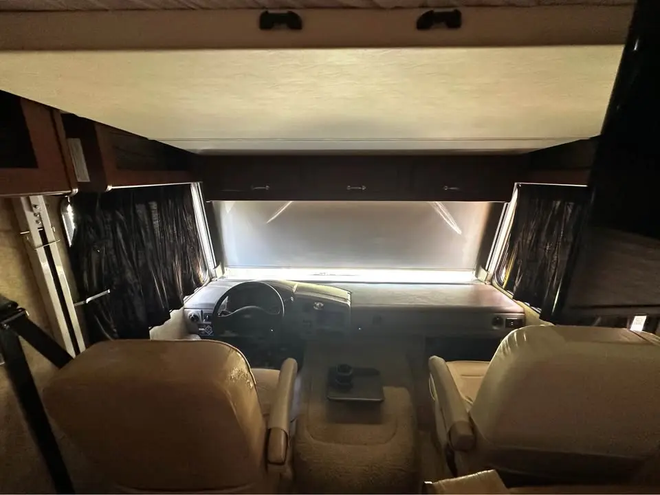 2013 Fleetwood Storm 32’ photo 6