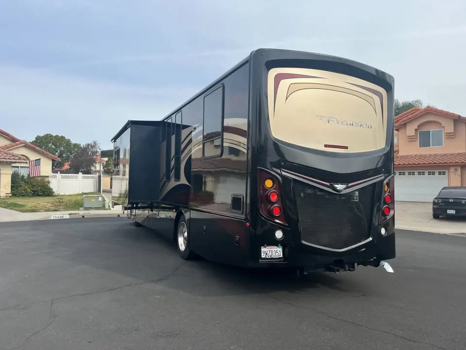 2013 Fleetwood Excursion Diesel 35B photo 2
