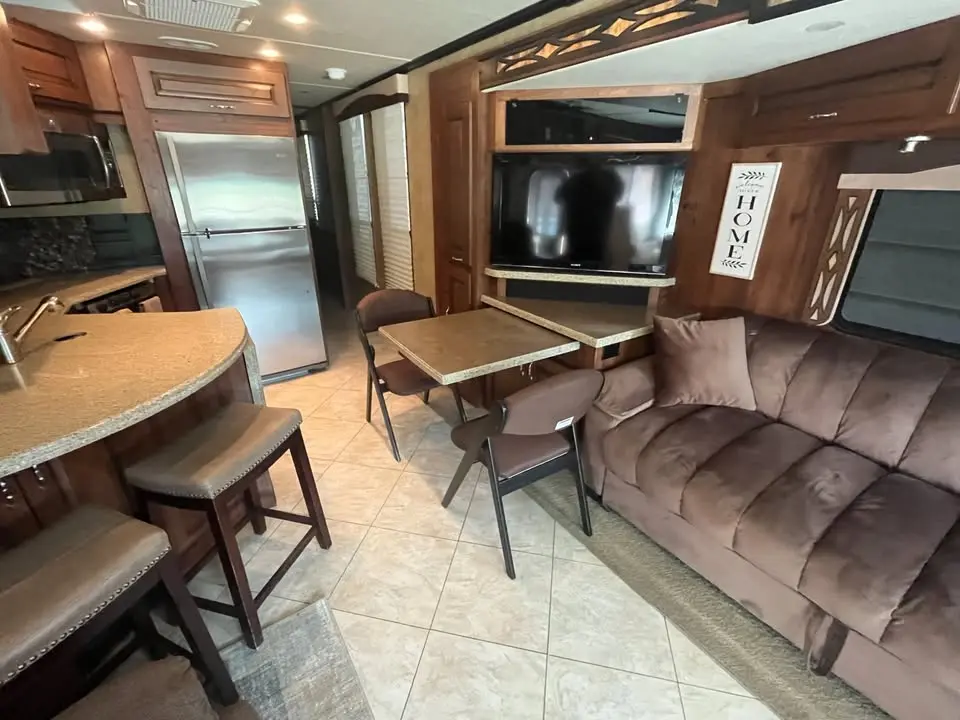 2013 Fleetwood Excursion Diesel 35B photo 9