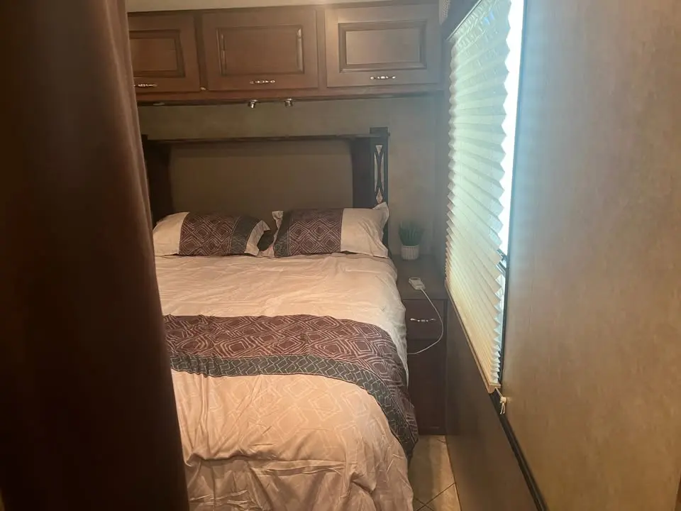 2013 Fleetwood Excursion Diesel 35B photo 10
