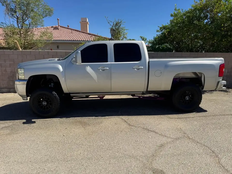 2009 Chevrolet 2500 Crew Cab photo 2
