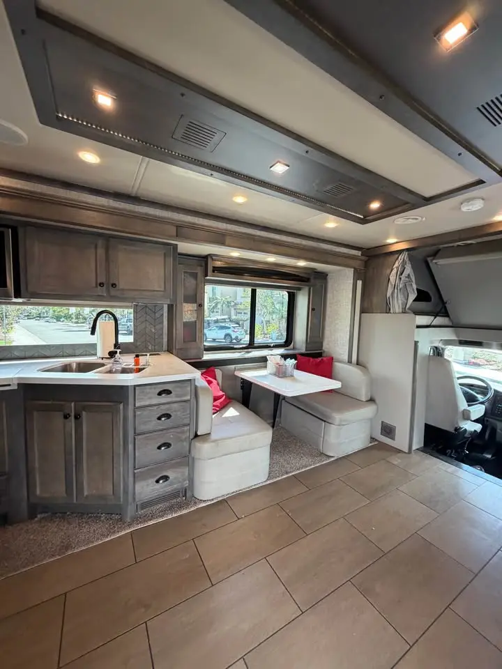 2023 Tiffin Motorhomes Allegro Bay photo 5