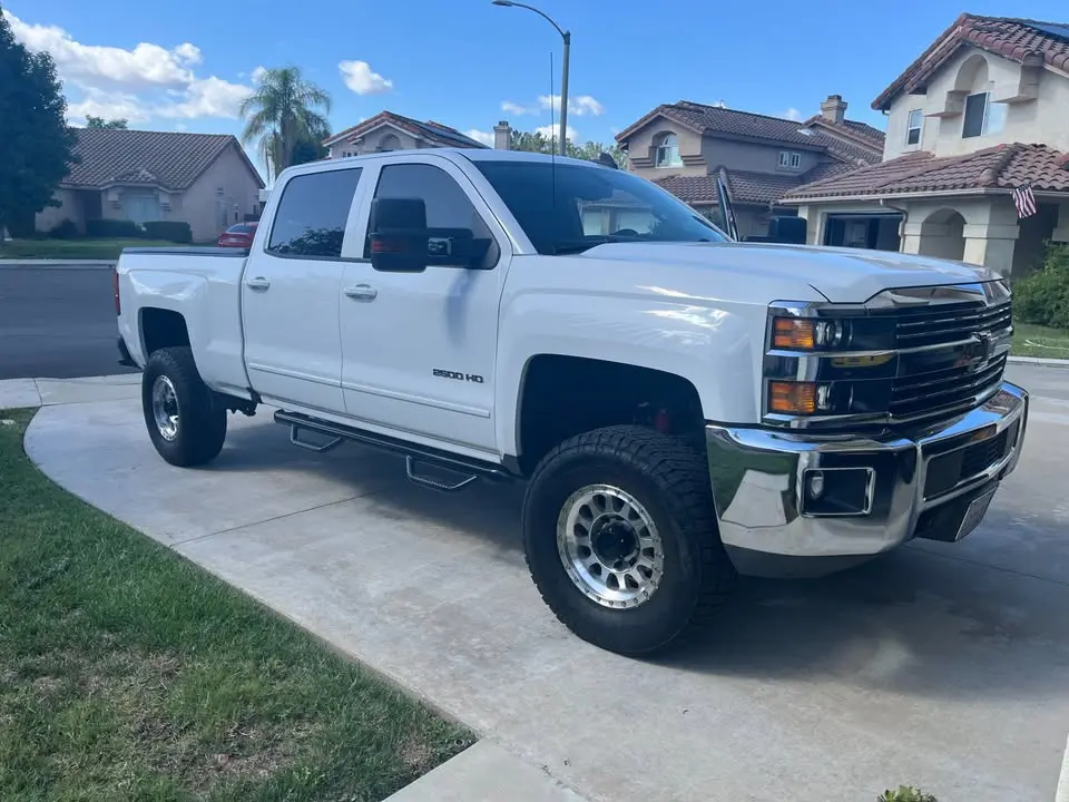 2017 Chevrolet HD 2500LT photo 2