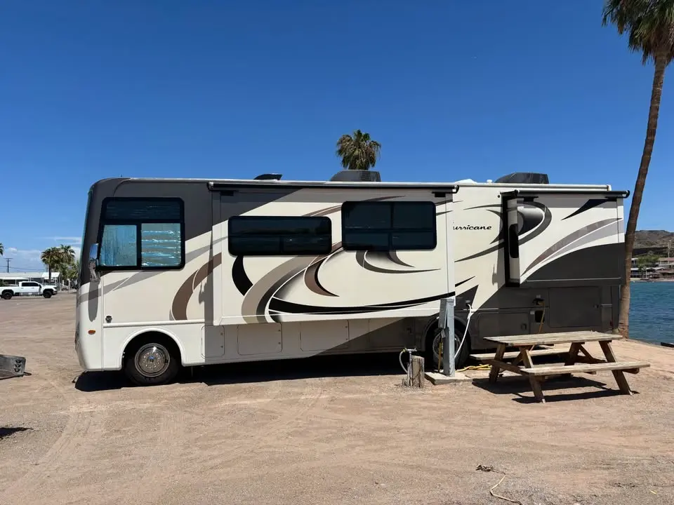 2018 Thor Motor Coach Hurricane photo 2