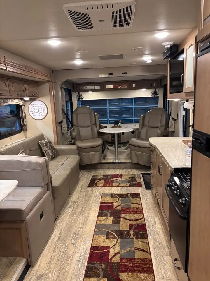 2018 Thor Motor Coach Hurricane photo 4
