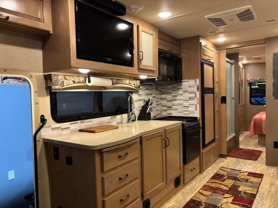 2018 Thor Motor Coach Hurricane photo 5