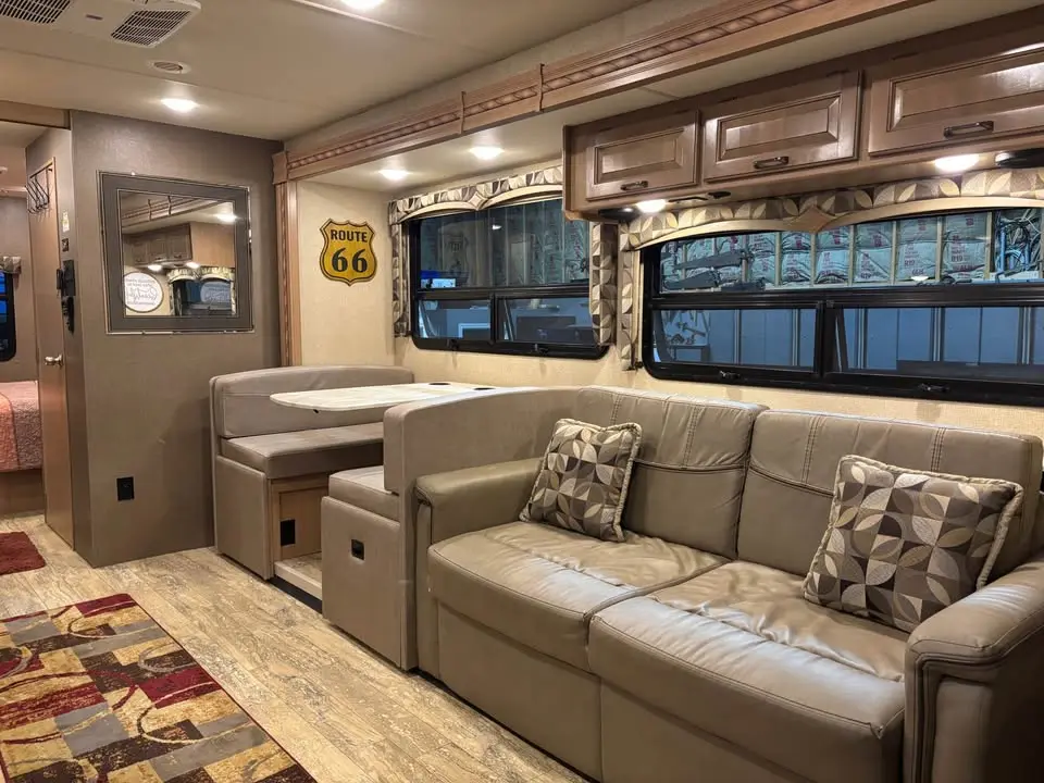 2018 Thor Motor Coach Hurricane photo 6