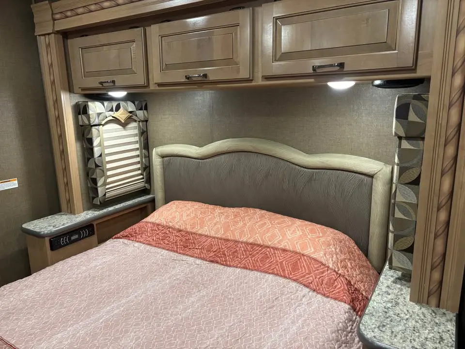 2018 Thor Motor Coach Hurricane photo 7