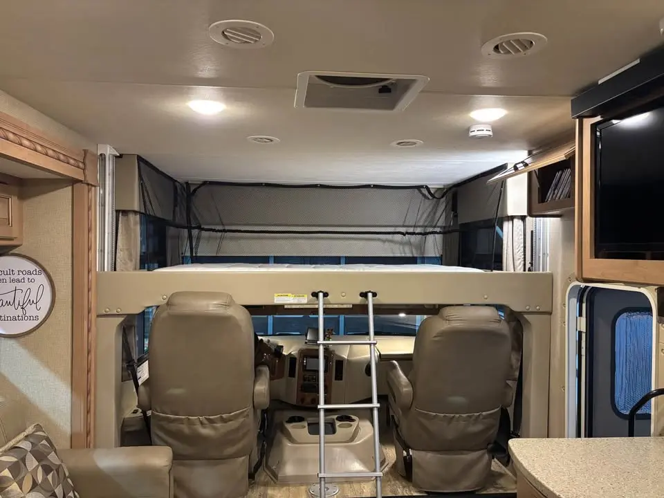 2018 Thor Motor Coach Hurricane photo 9