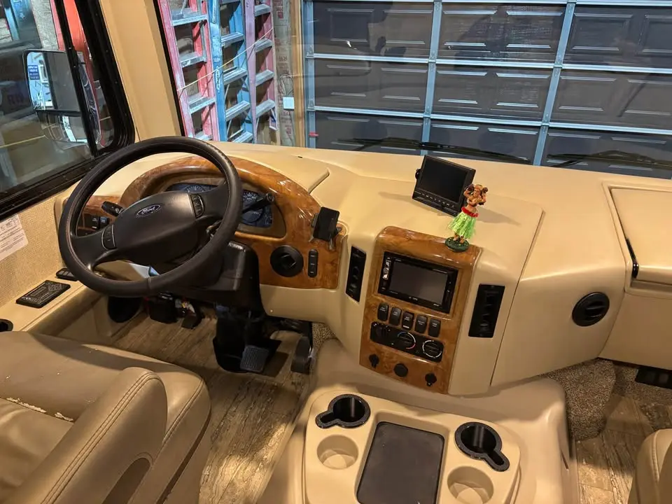 2018 Thor Motor Coach Hurricane photo 10